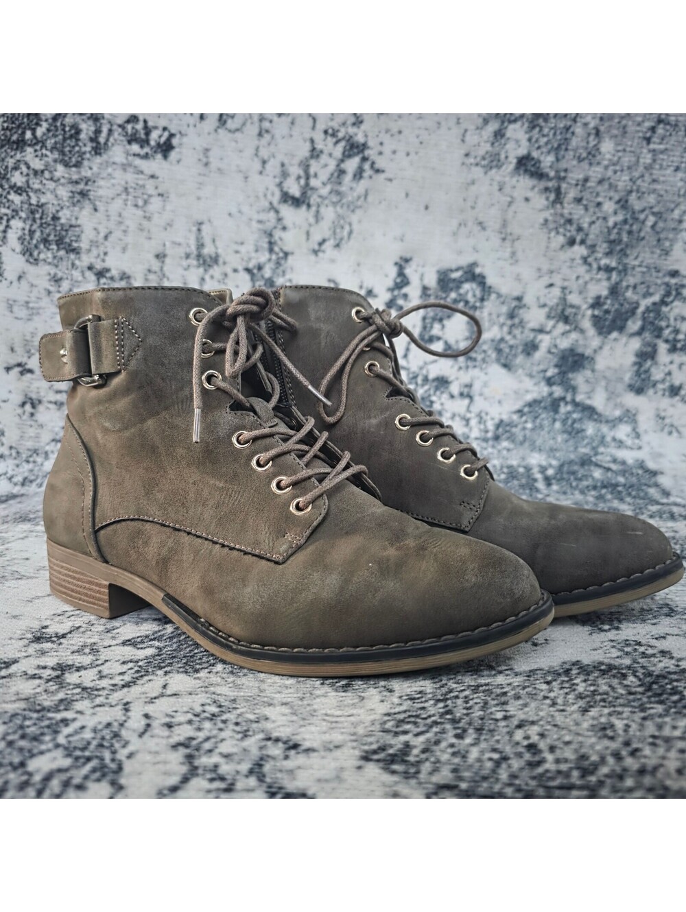 Wmn's 8.5 Taupe lace-up ankle boots with buckle